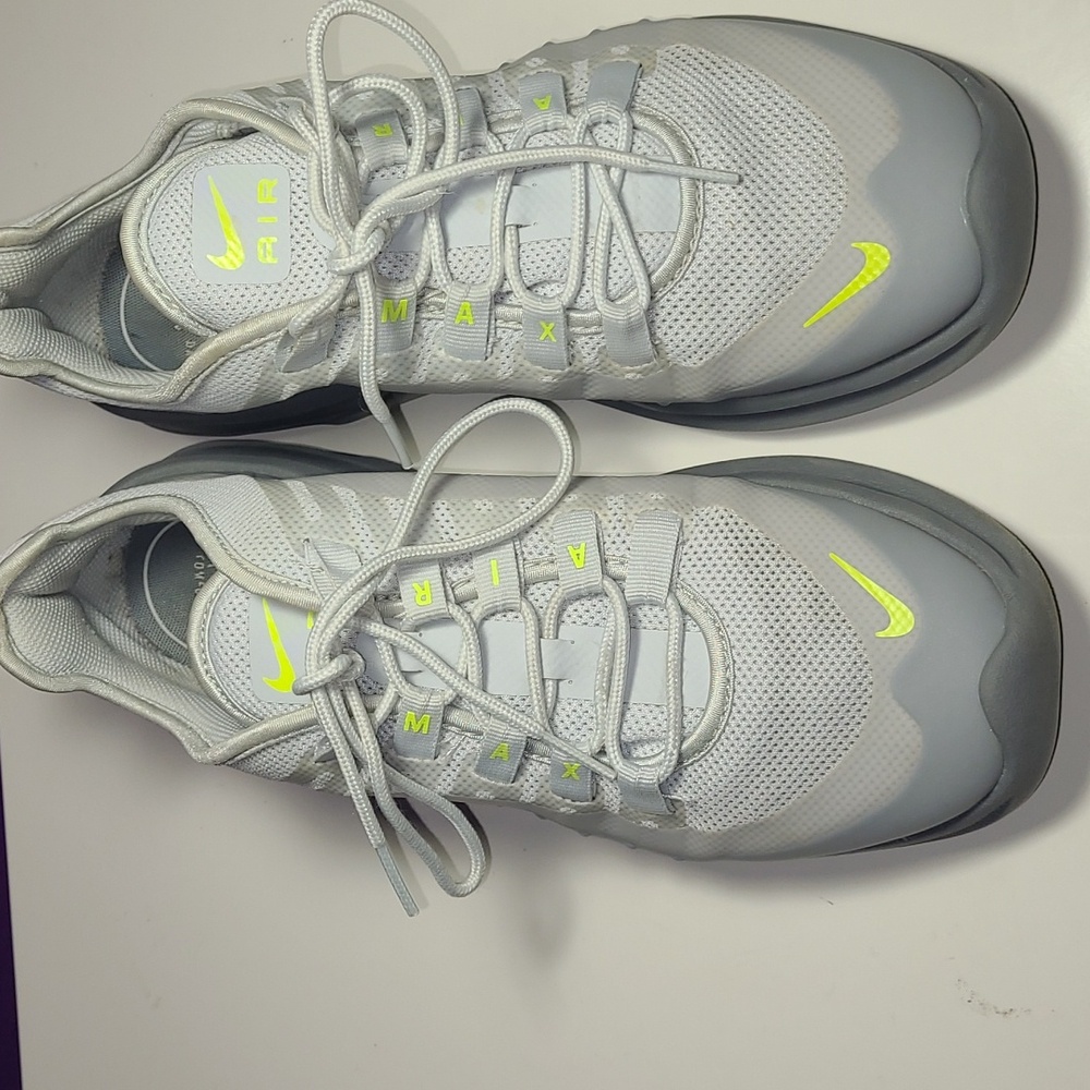 WOMEN'S' S  NIKE  LIGHT GREY RUNNING SNEAKERS  Size 8 PRE LOVED GOOD CONDITION . - Picture 2 of 9